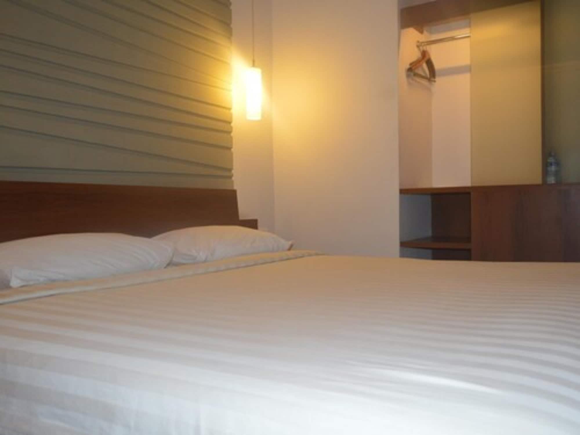 Townhouse Oak Hotel Grand Cikarang Exterior foto